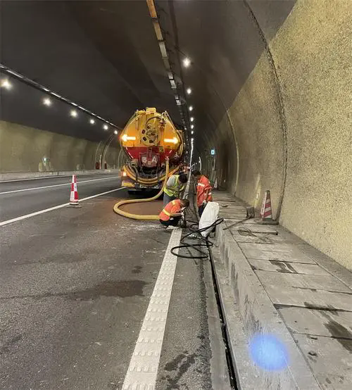 宜昌隧道排水渠清淤